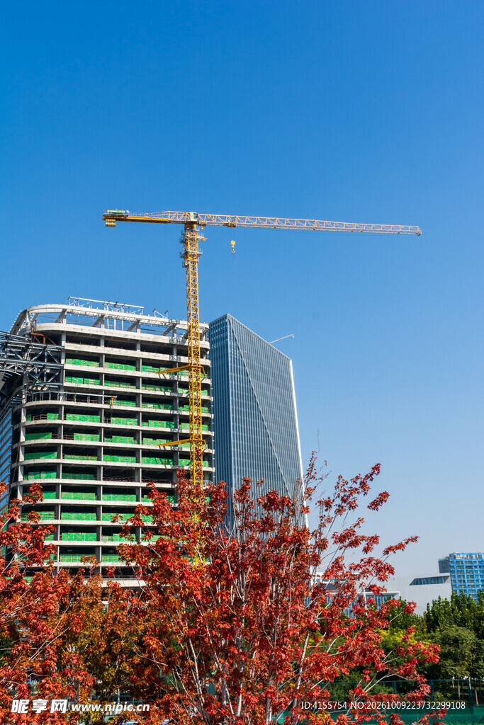 晴空下在建高楼塔吊