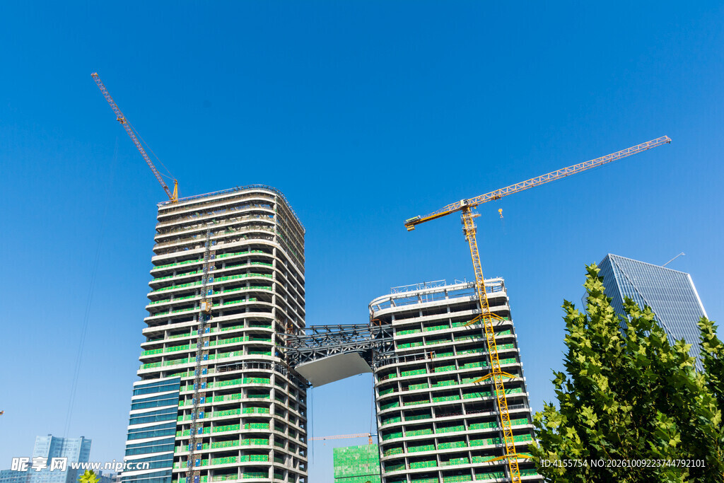 在建高楼与塔吊