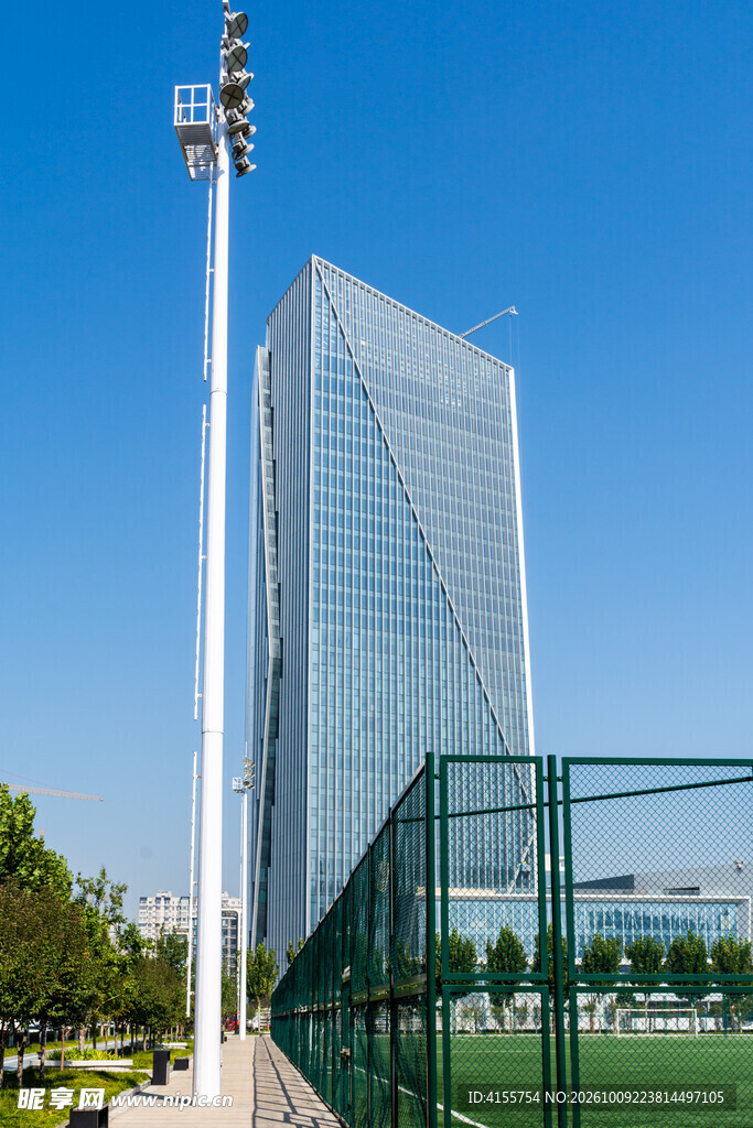 蓝天下的城市高楼景观