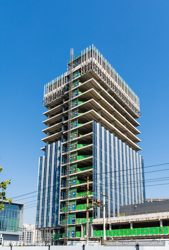 蓝天下在建高层办公楼