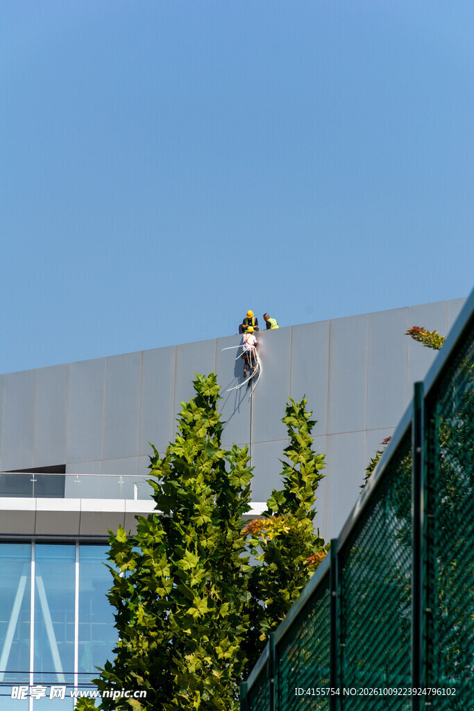 高空作业的建筑工人