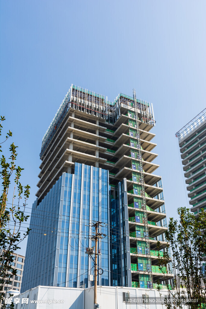 蓝天下的高层现代建筑