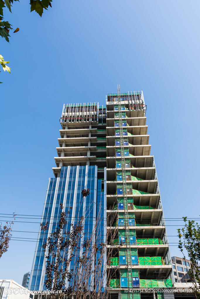 蓝天下的高层现代建筑