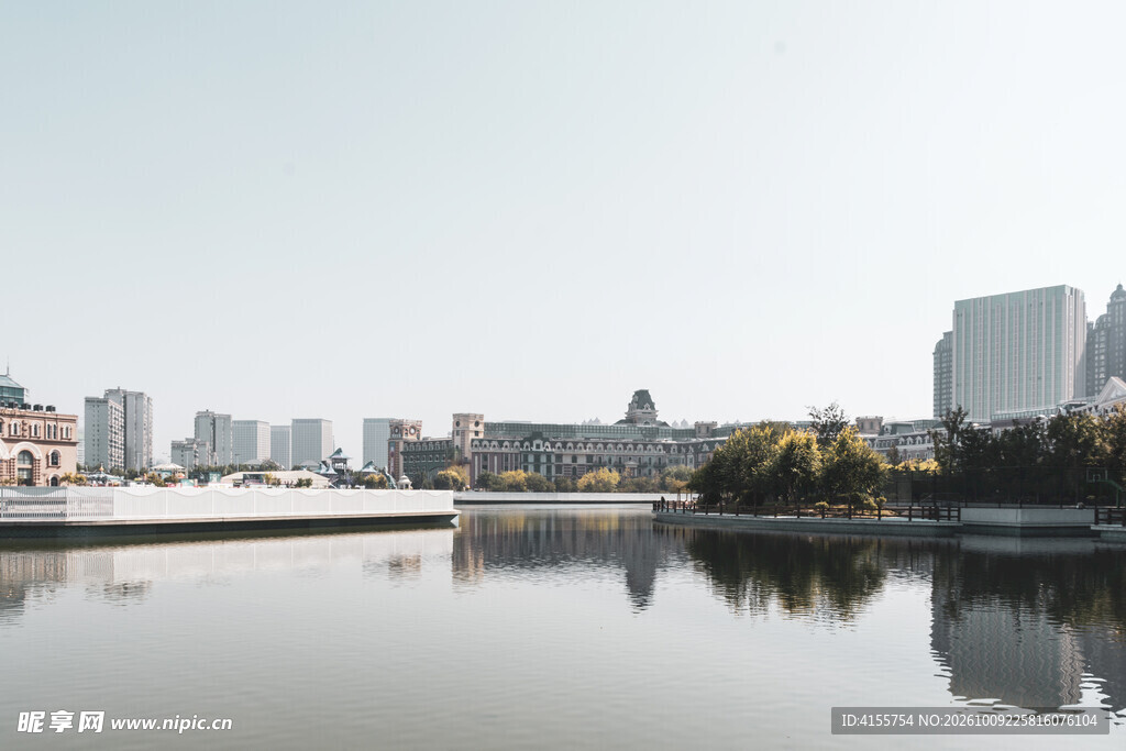 滨水城市天际线全景
