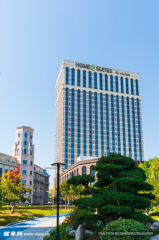 现代城市高层办公楼外景