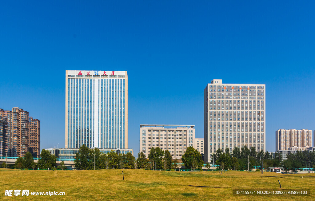 晴空下的城市建筑群
