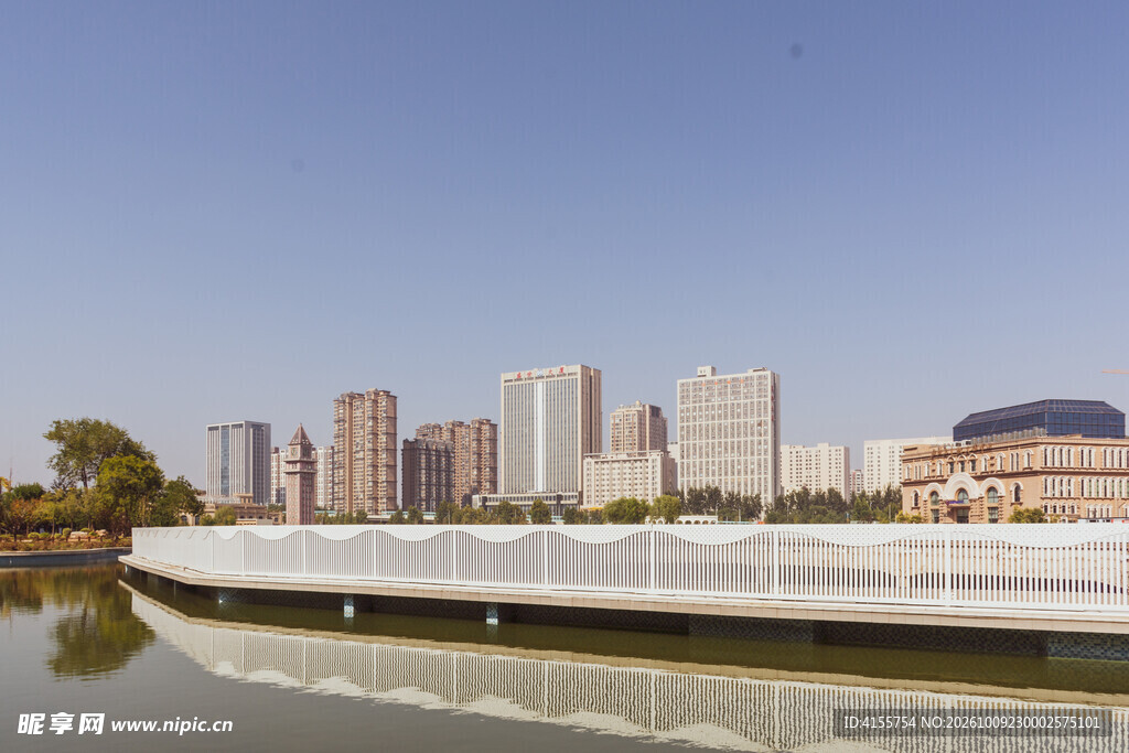 滨水城市天际线风光