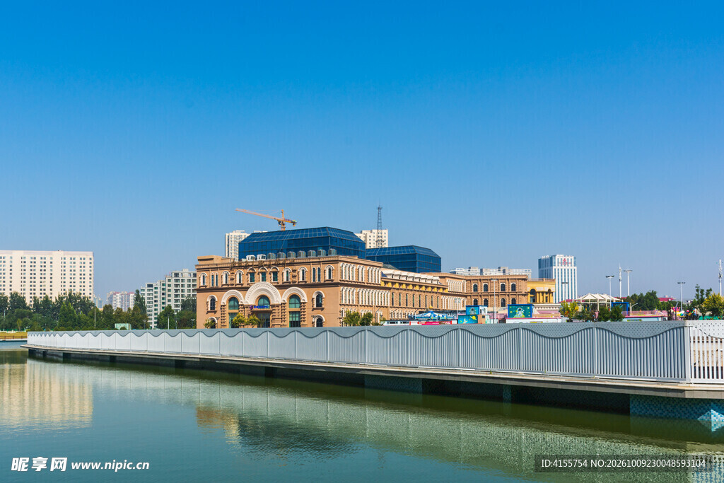 河畔城市建筑风光