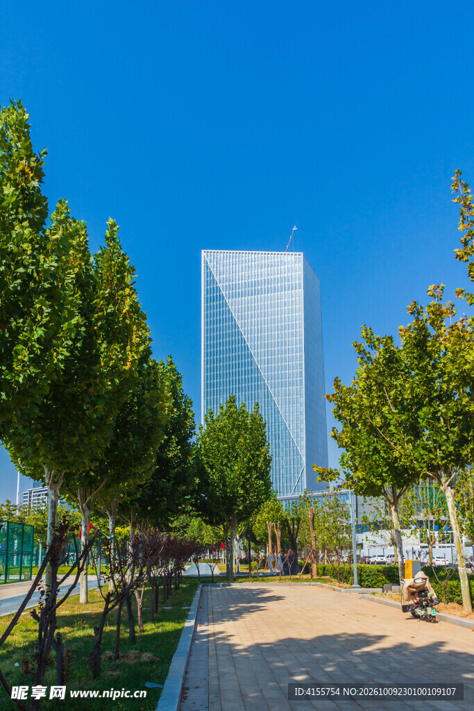 蓝天城市林荫高楼街景