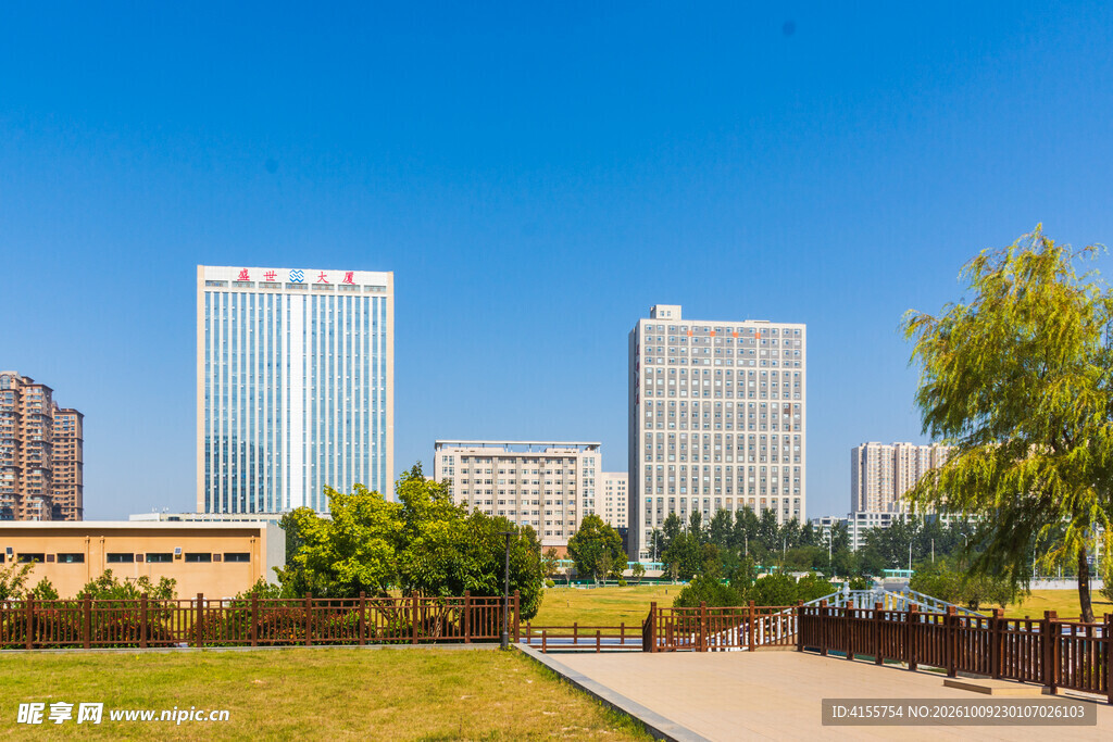 蓝天下的城市建筑群