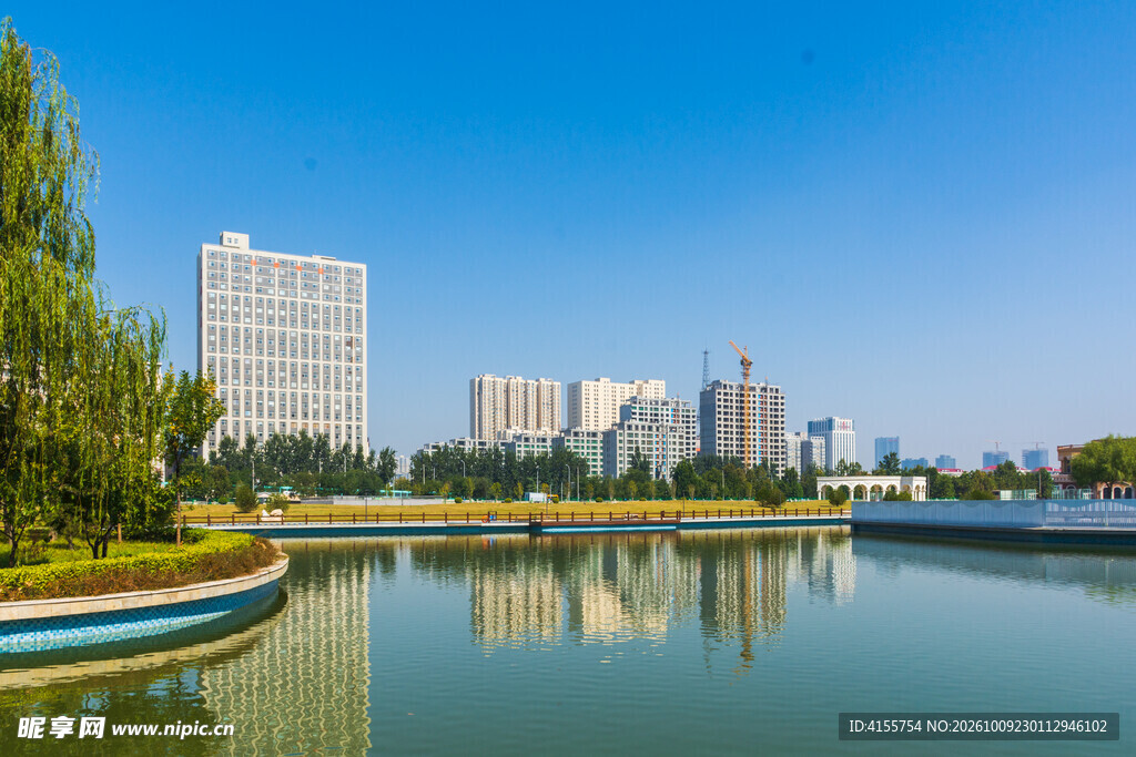 城市湖畔风光