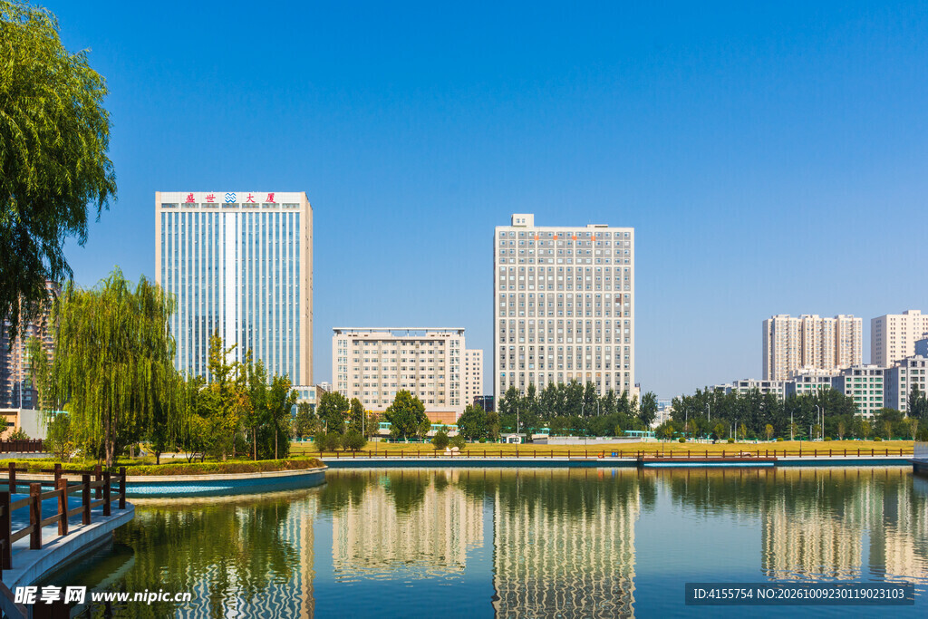 湖畔城市建筑景观