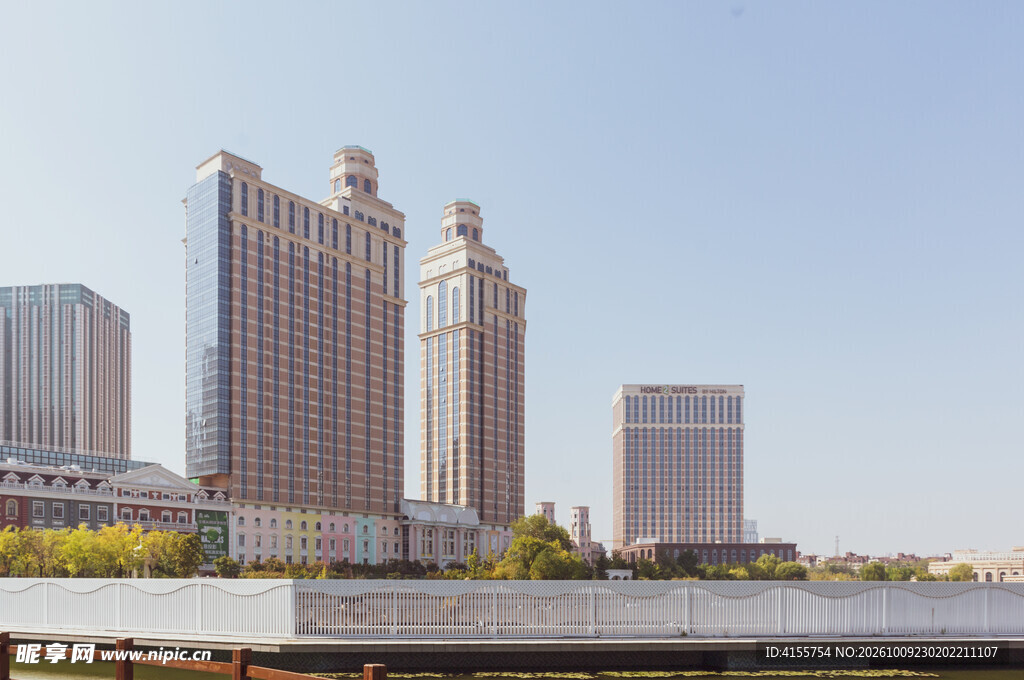河畔城市高楼建筑群