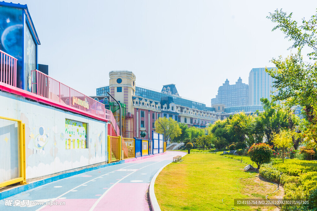 晴朗校园户外步道风景