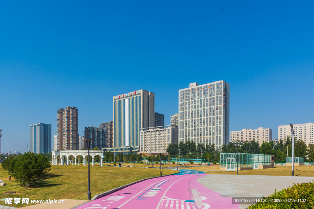 晴空下的城市建筑群