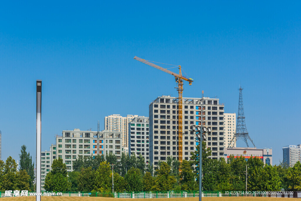 晴空下城市在建建筑群