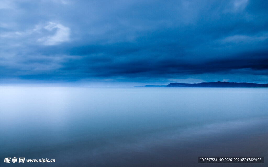 蓝调云海天际风景