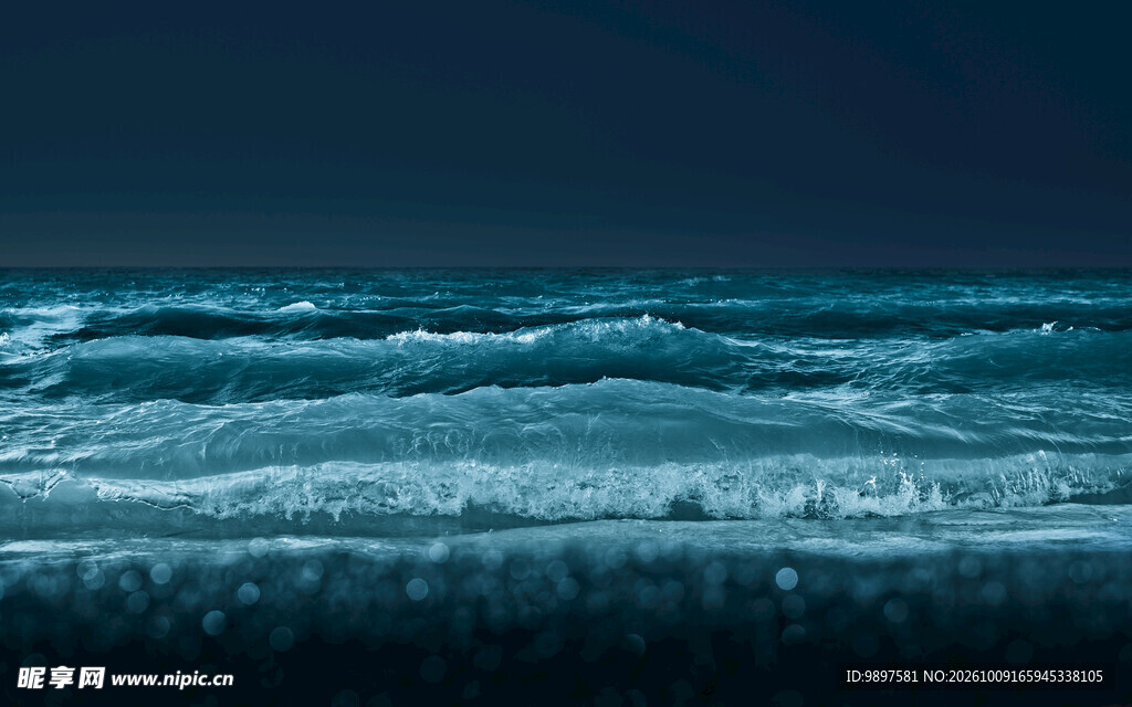 夜色下的海面浪涛