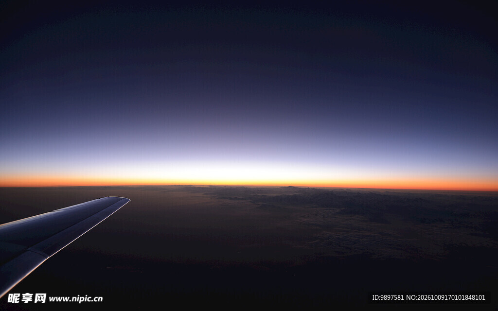 机窗外高空晨昏美景