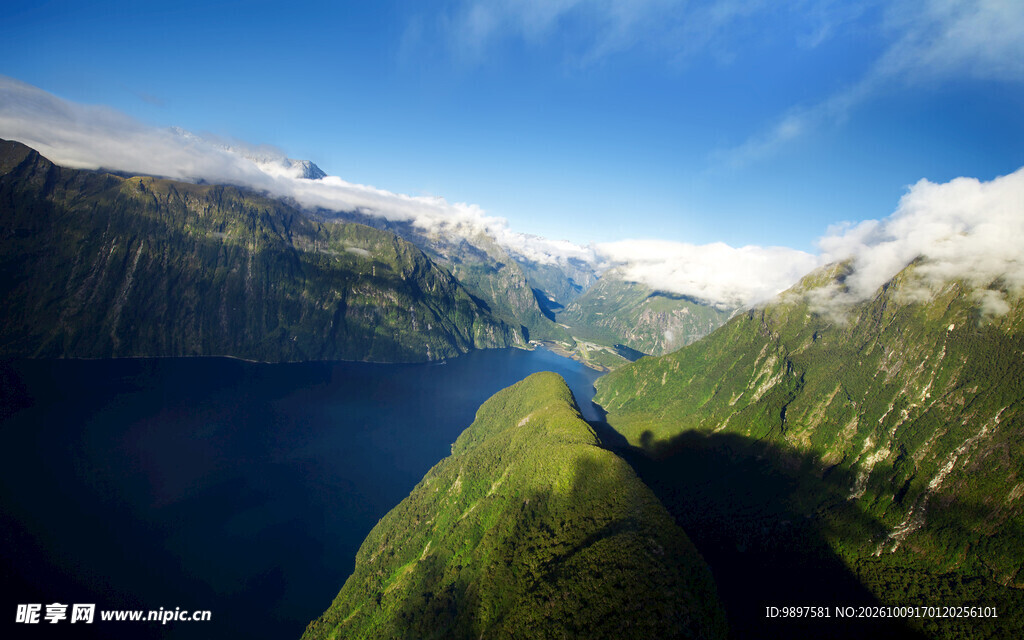 高山湖泊晴日风光