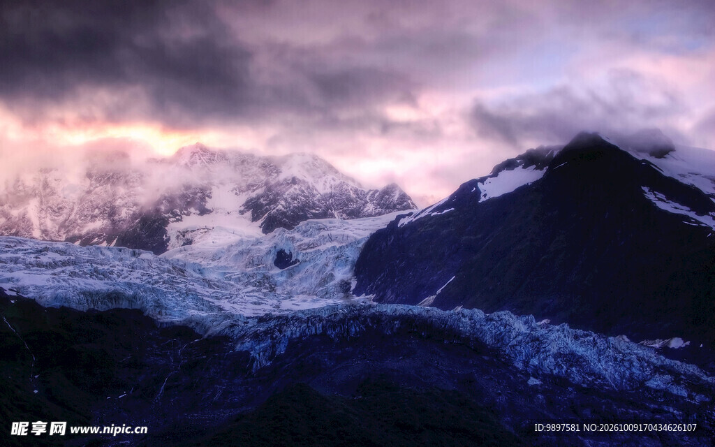 日暮雪山云海风光