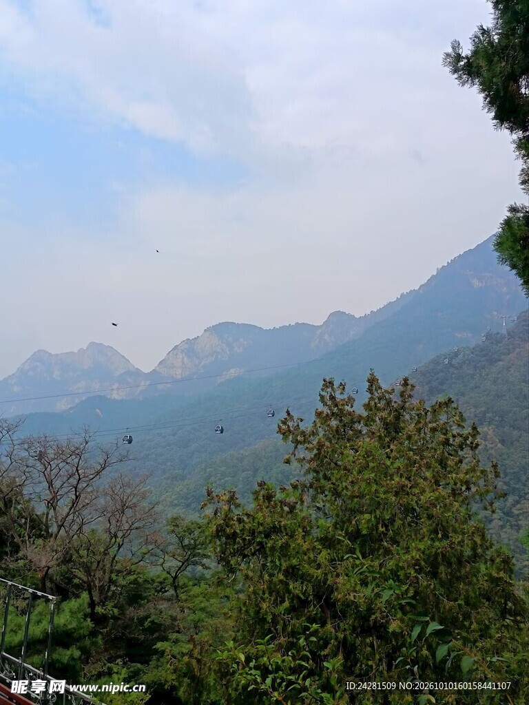 朦胧远山自然风光爬山