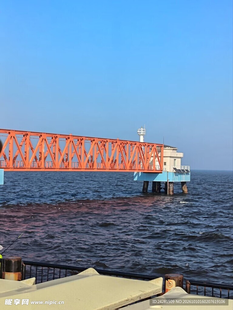 碧海蓝天海上栈桥海边风光
