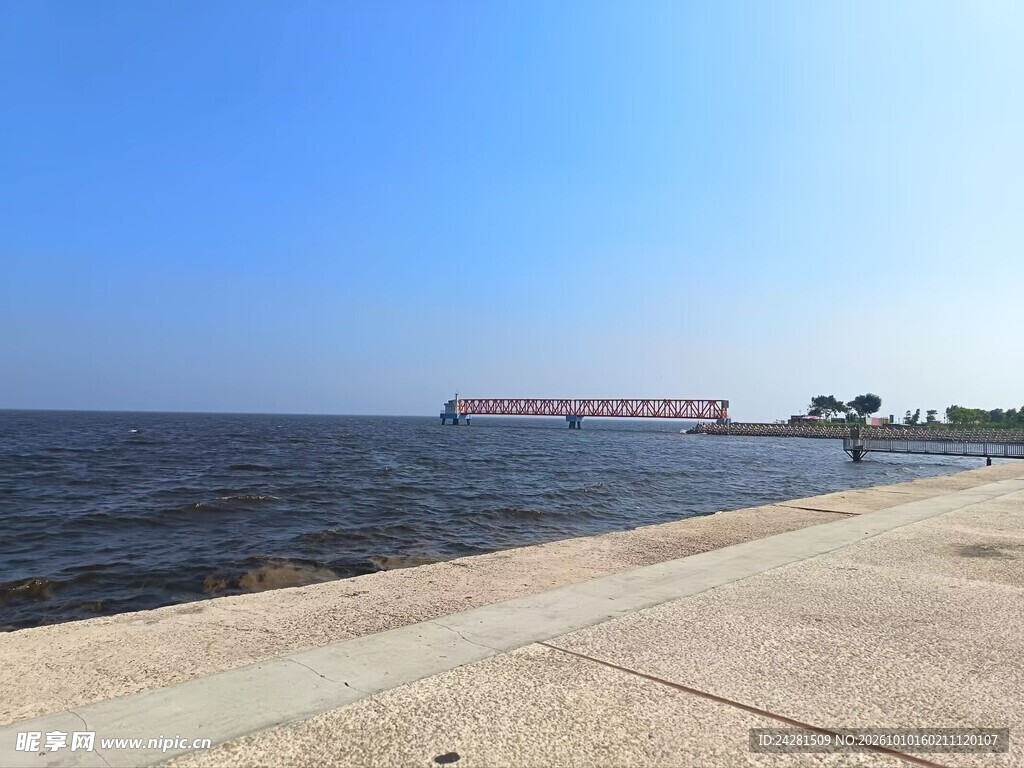 晴日海边堤岸风光