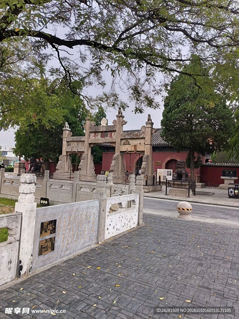 古建石牌坊街景风光泰安岱庙