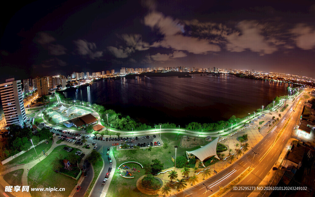 城市临湖公路夜景