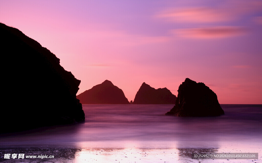 黄昏海岸礁石剪影