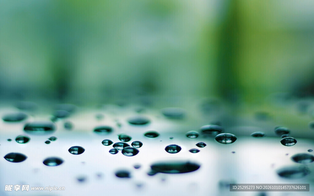 雨后玻璃水珠朦胧绿意