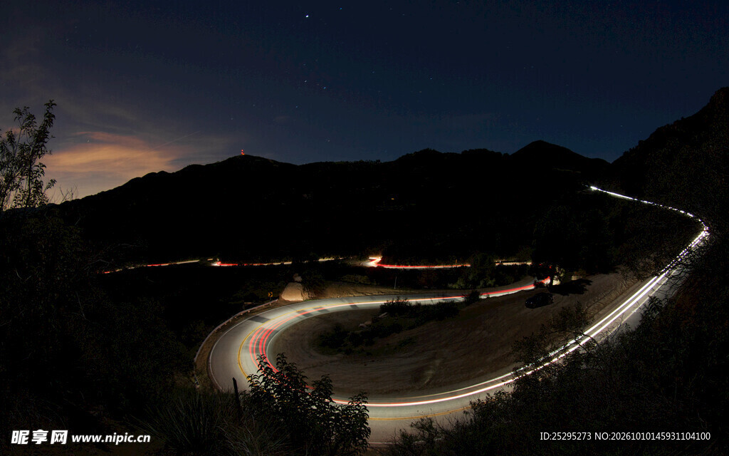 盘山公路夜景车轨