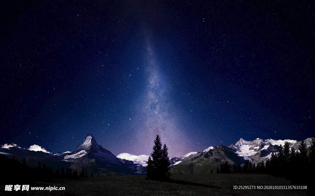 夜空雪山光柱奇景
