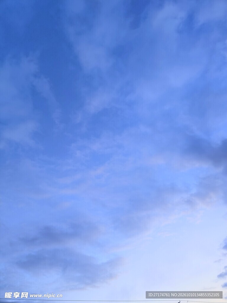 蓝天薄云晴空背景