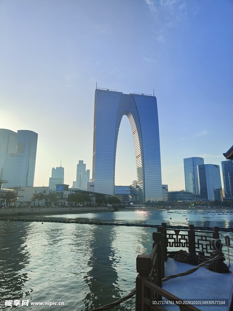 苏州东方之门河畔风光