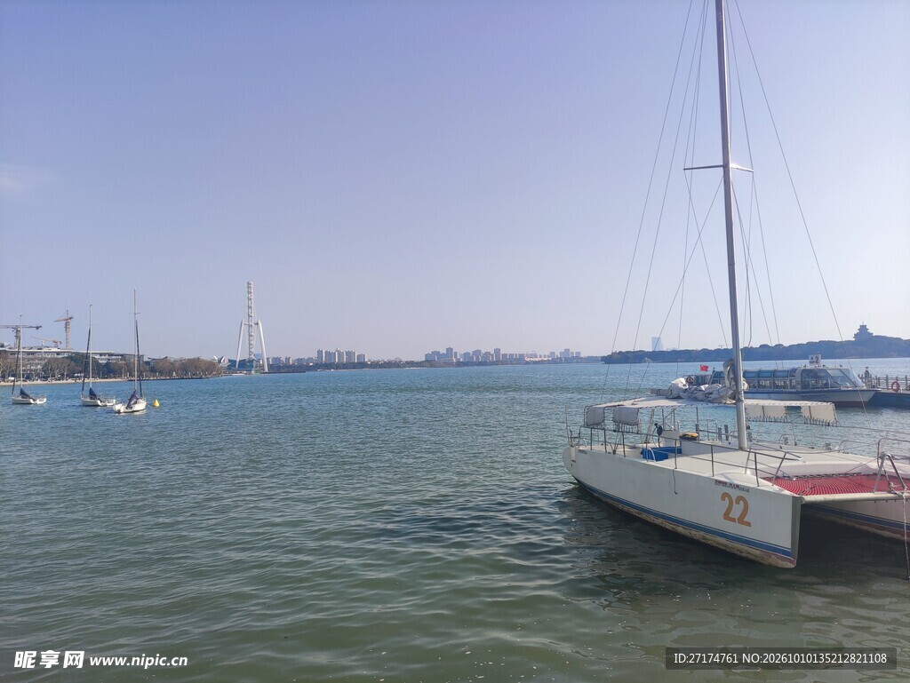 近海帆船停泊风景