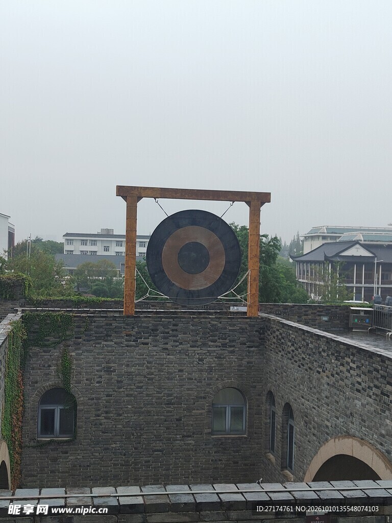 古建屋顶铜鼓景观