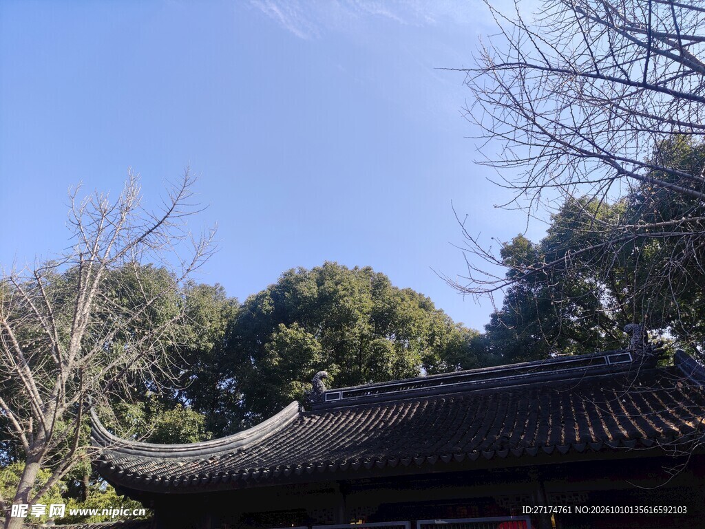 晴日古建山林风光