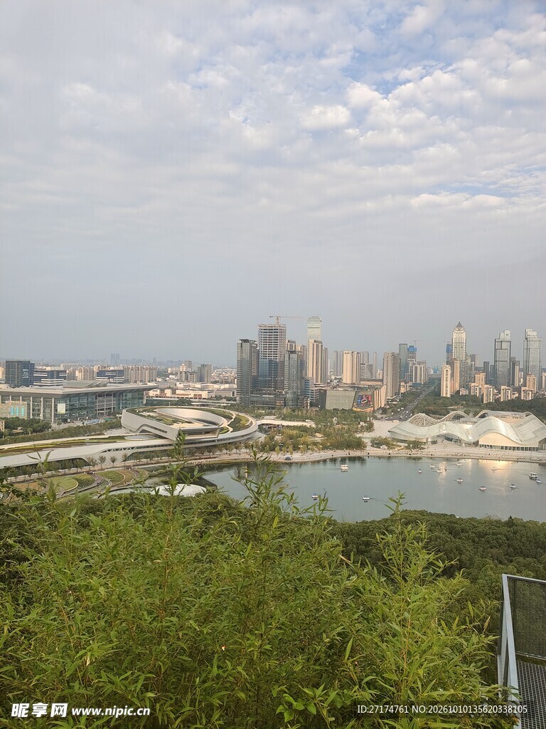 湖畔城市远景