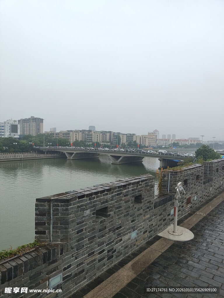 雾天河畔古城墙远景