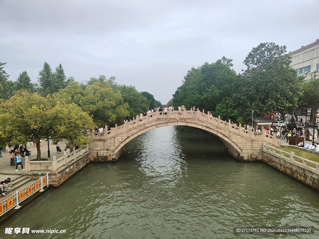 江南石拱桥河道风光