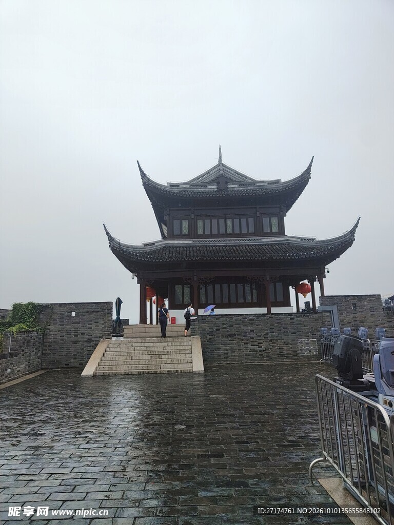 雨中中式古楼阁