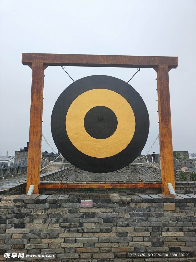 城墙上的大铜锣