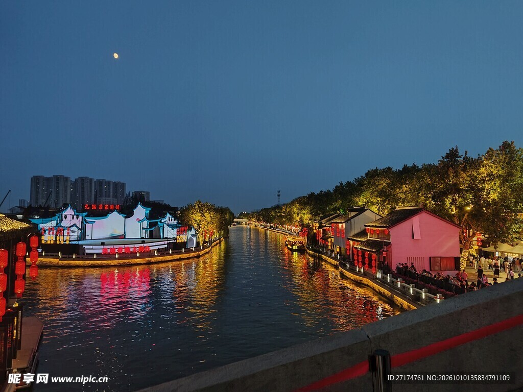 河畔月夜风光