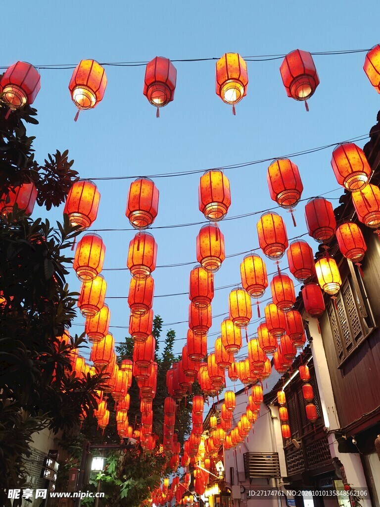 古街红灯笼喜庆场景