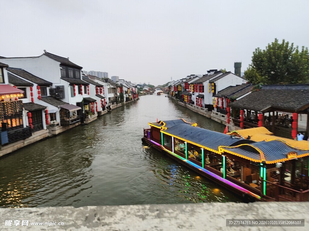 江南水乡河畔游船风光