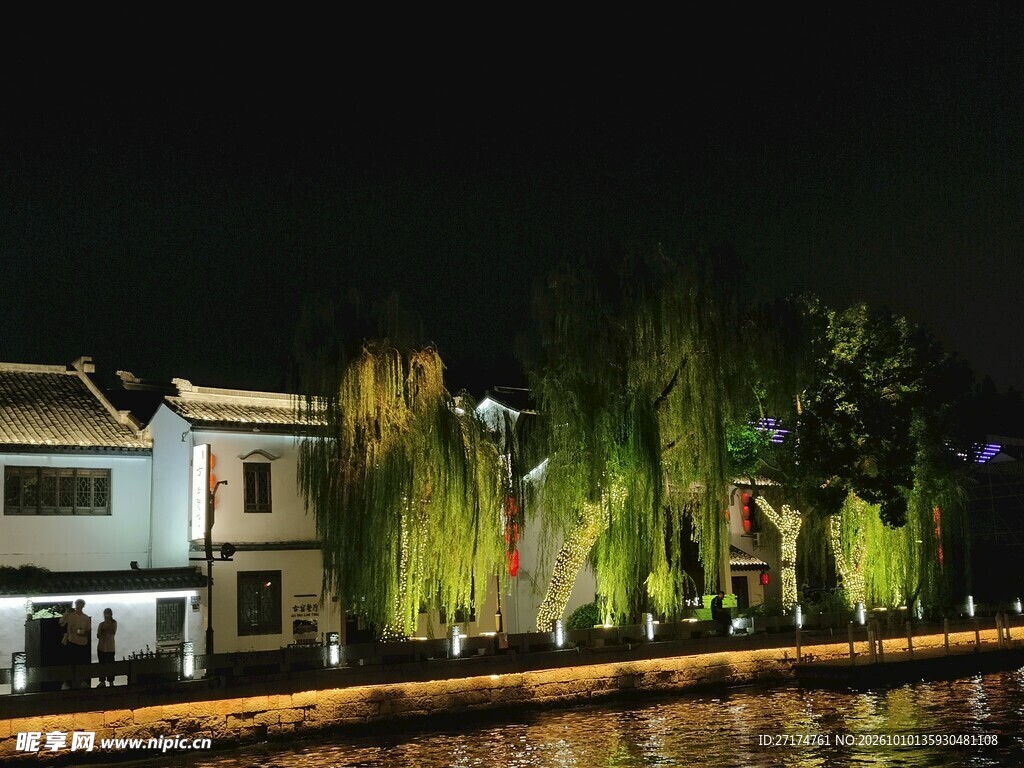 河畔民居夜景