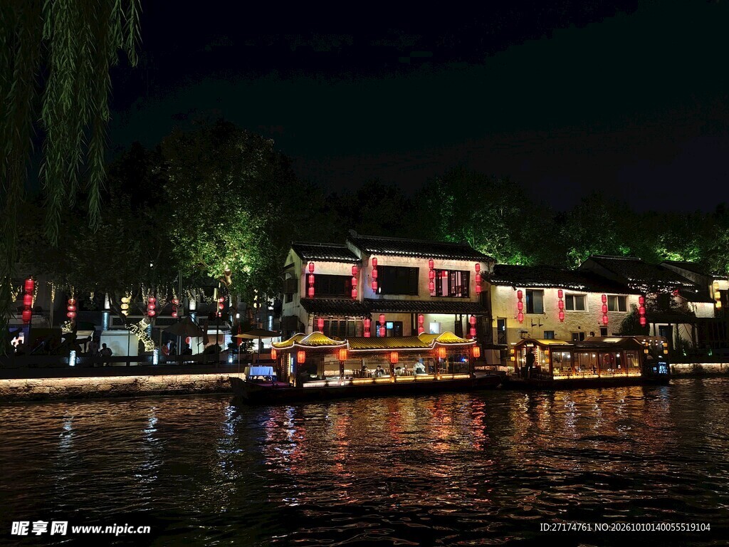 湖上游船夜景