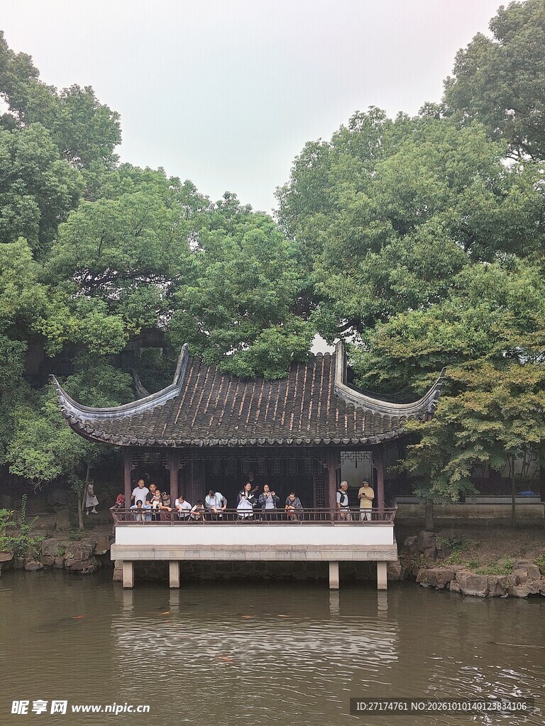 江南园林临水古亭